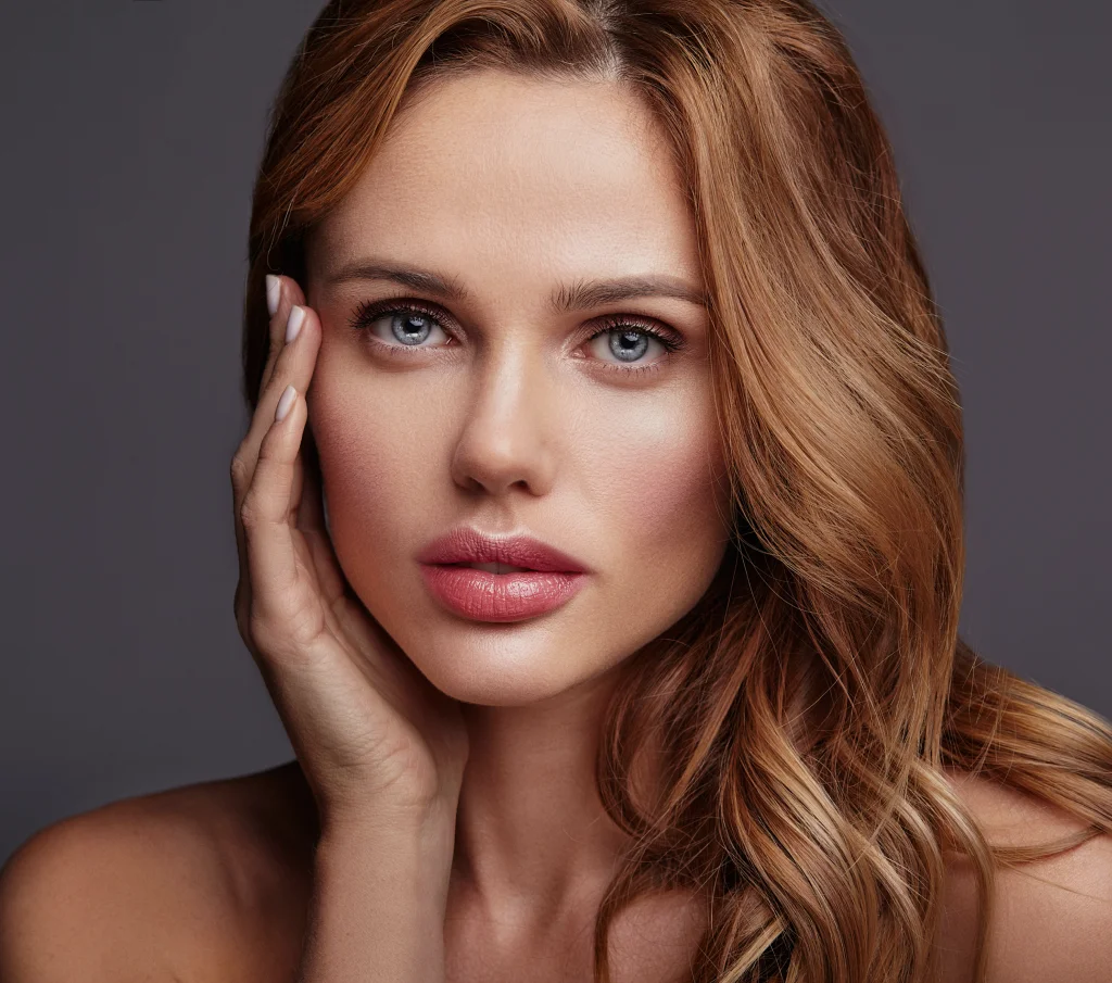 Paciente com pele luminosa após harmonização facial